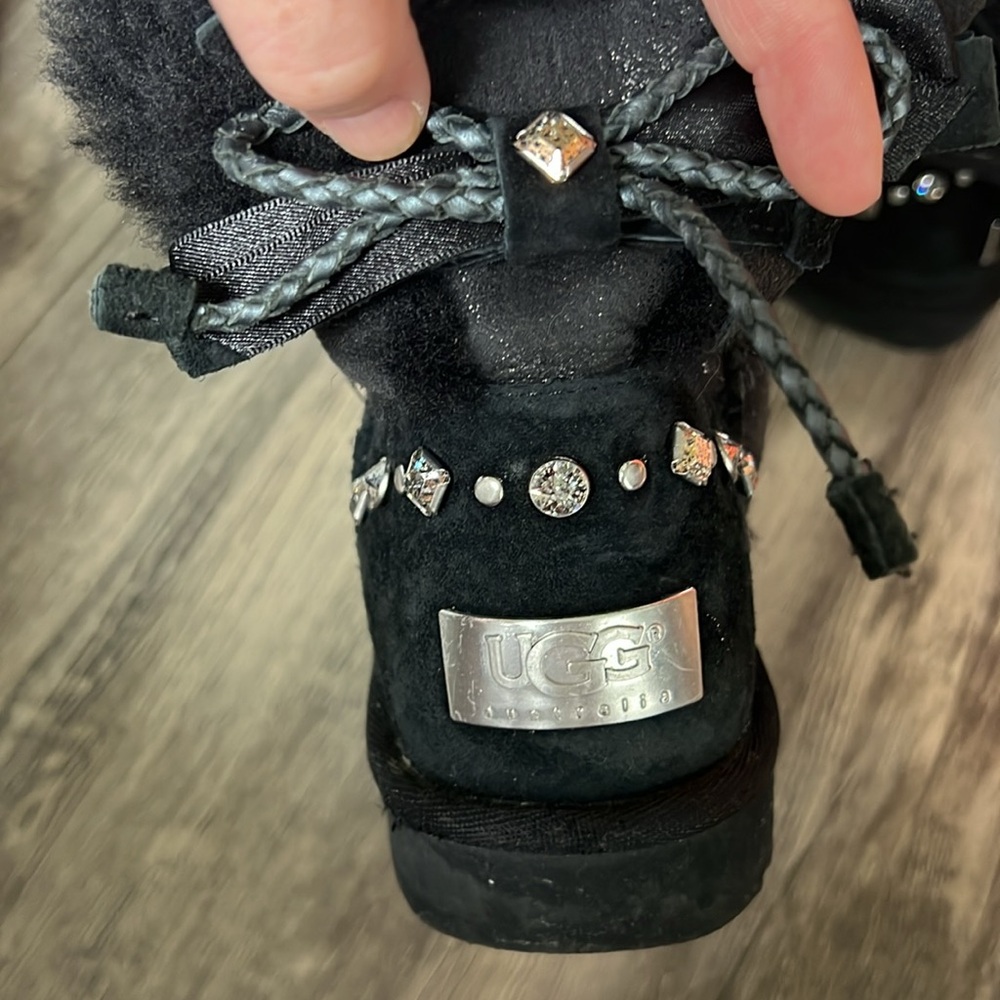 UGG - black Swarovski crystals- leather braided bows size 7 - Picture 4 of 7